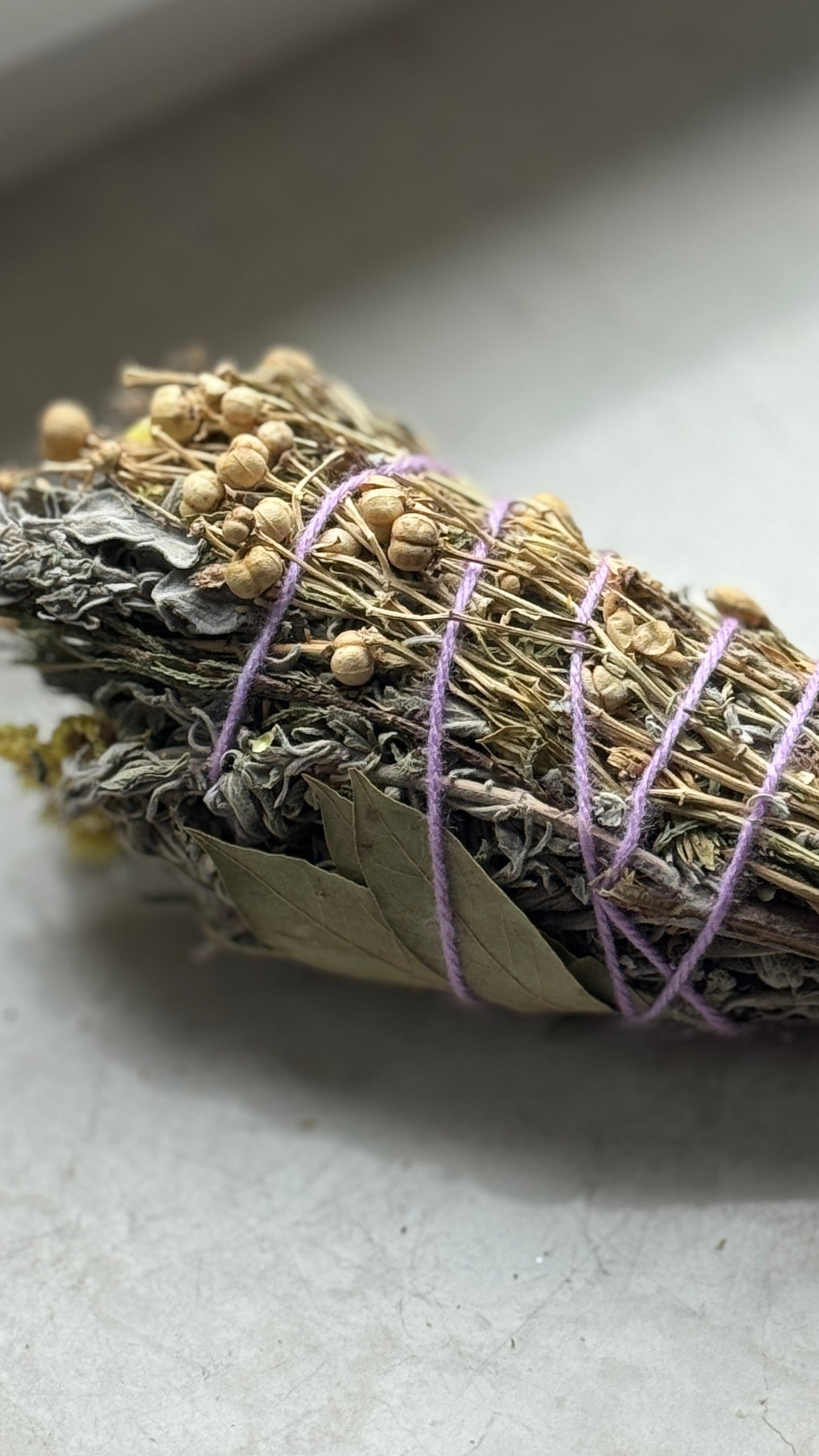 🌿 Ritual Räucherbündel XL – Mit Lorbeer, Salbei, Harmel & Wiesenkräutern