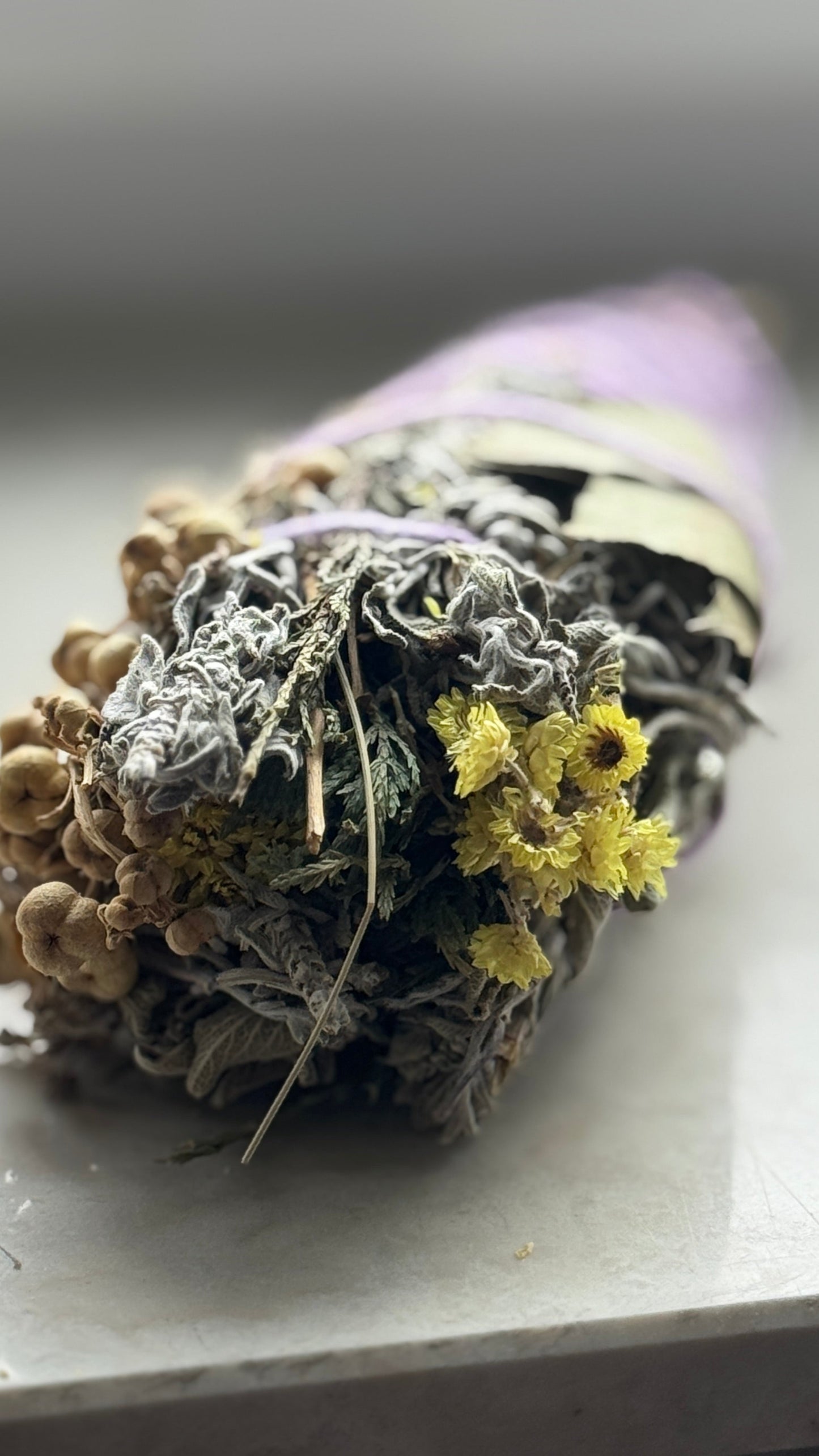🌿 Ritual Räucherbündel XL – Mit Lorbeer, Salbei, Harmel & Wiesenkräutern